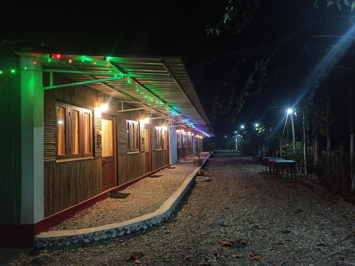 Grasshopper Jungle Queen Resort Chalsa Экстерьер фото