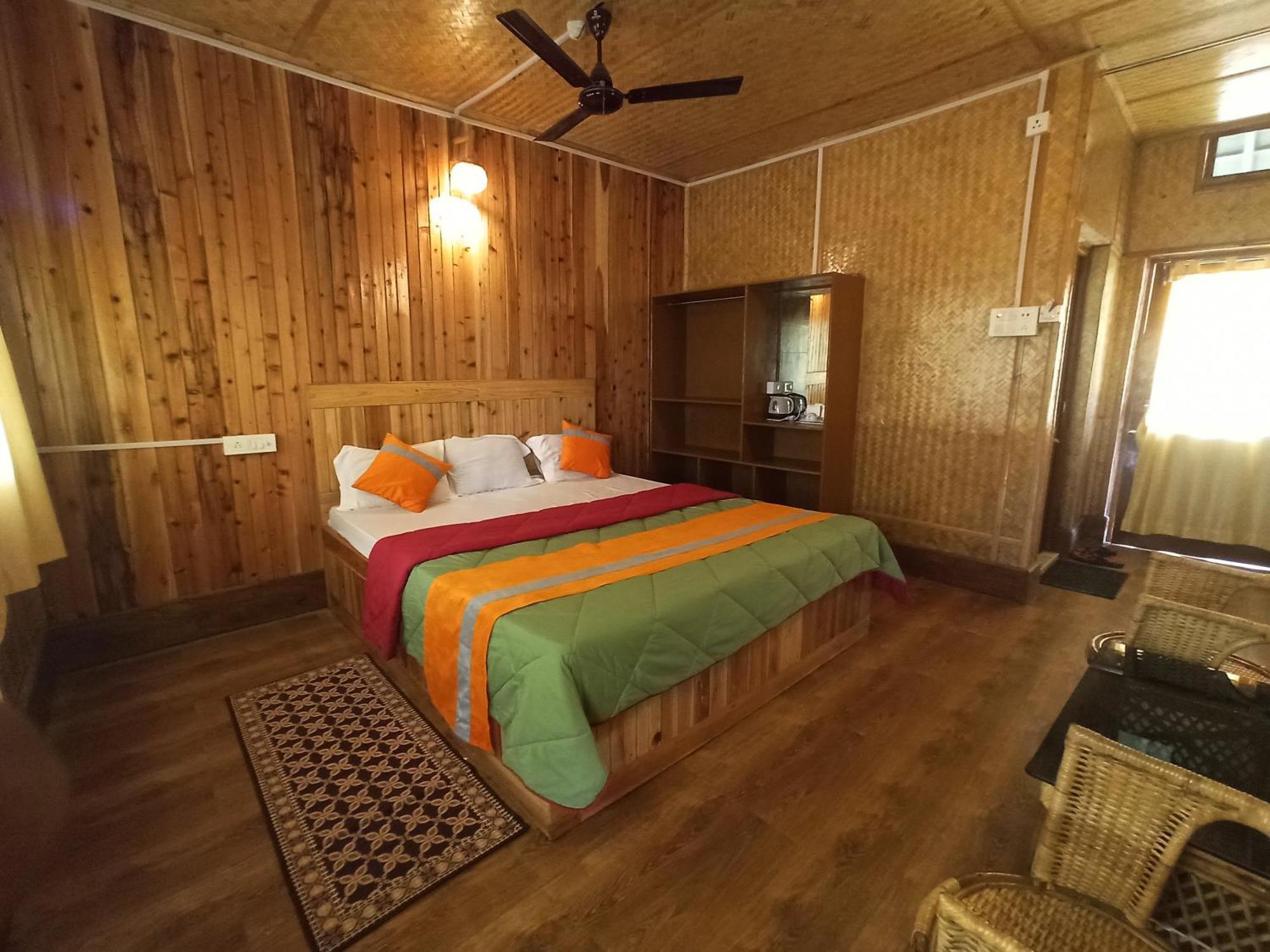 Grasshopper Jungle Queen Resort Chalsa Экстерьер фото