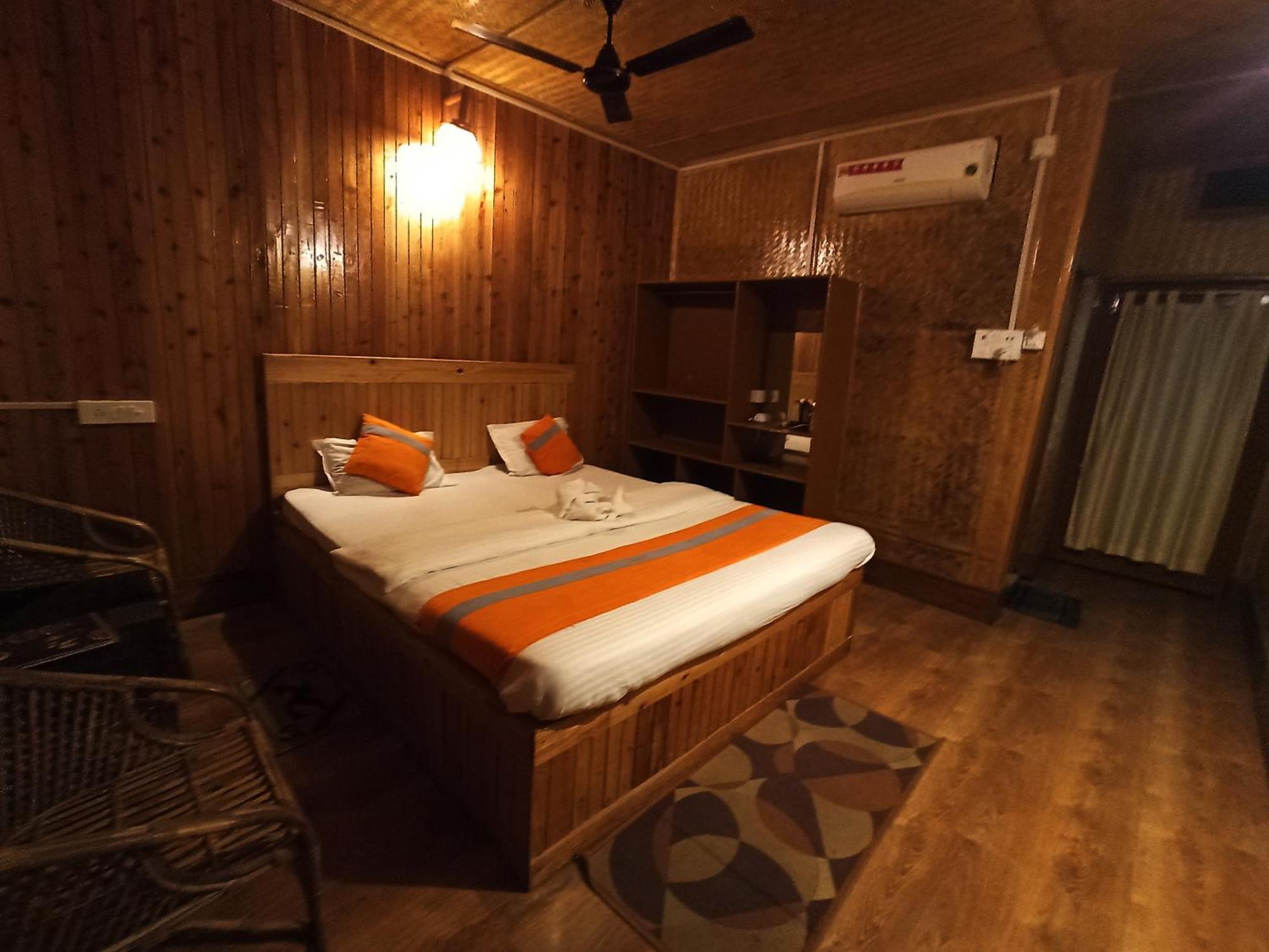 Grasshopper Jungle Queen Resort Chalsa Экстерьер фото