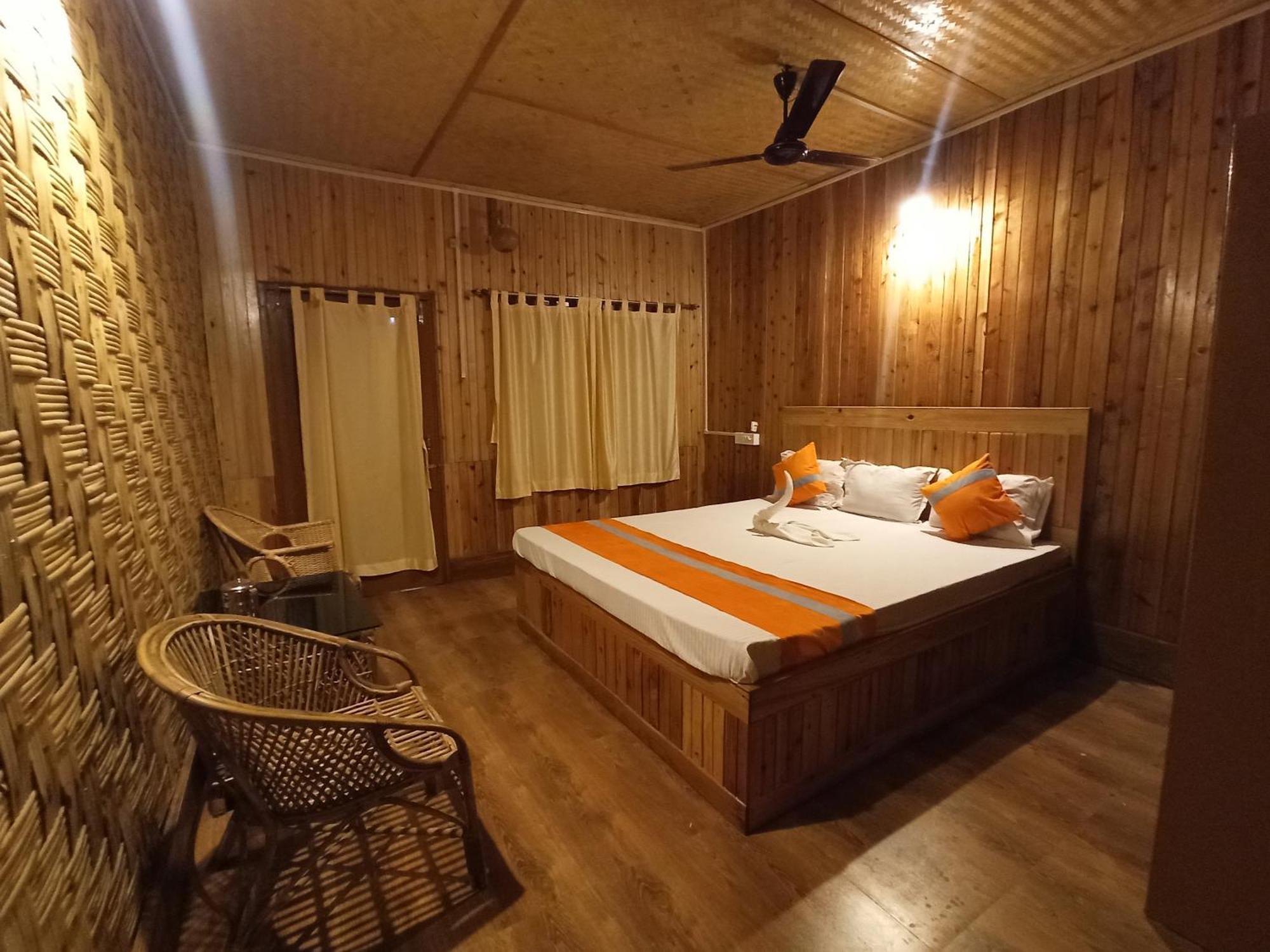 Grasshopper Jungle Queen Resort Chalsa Экстерьер фото