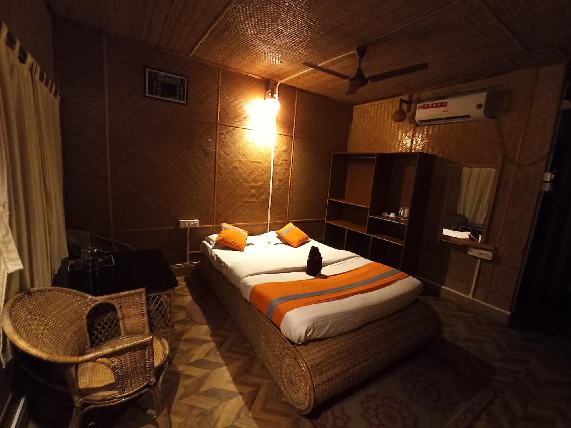 Grasshopper Jungle Queen Resort Chalsa Экстерьер фото
